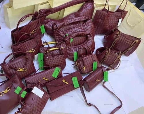 شنطة يد نسائية اشكال متعددة – بتفاصيل فاخرة!