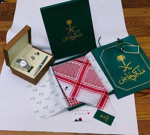 بوكس إهداء رجالي فاخر مع ساعة وعطر وإكسسوارات