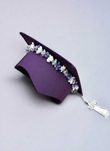 عباية تخرج 2026 بنفسجية ملكية مع وشاح مطرز وقبعة