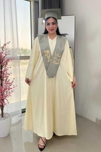 عبايات تخرج 2026 كريمية مع وشاح رمادي مطرز بالذهب