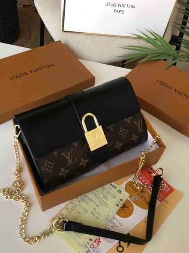 شنطة يد نسائية لويس فيتون صغيرة - بتفصيل قفل ذهبي