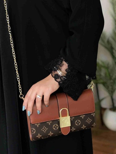 شنطة يد نسائية لويس فيتون صغيرة - بتفصيل قفل ذهبي
