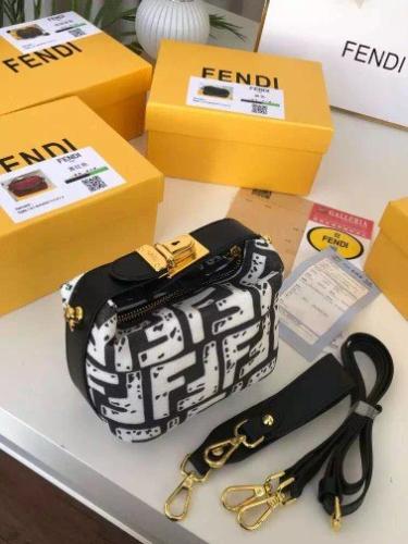 شنط نسائية بالوان جذابه وتصميم فرريد _ متجر مودل