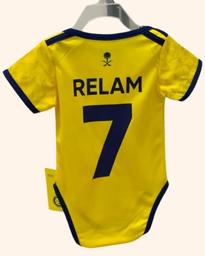 بربتوز مواليد نادي النصر 2026 تصميم أصفر أساسي بخا...