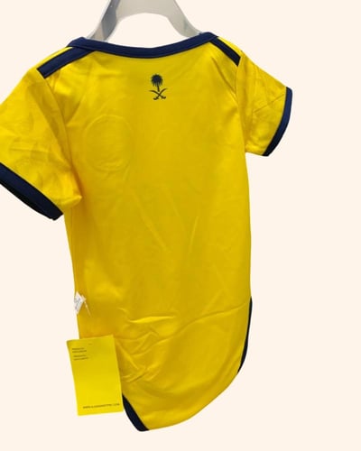 بربتوز مواليد نادي النصر 2026 تصميم أصفر أساسي بخا...