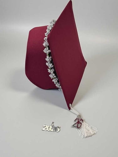 عباية تخرج 2026 بنفسجية ملكية مع وشاح مطرز وقبعة