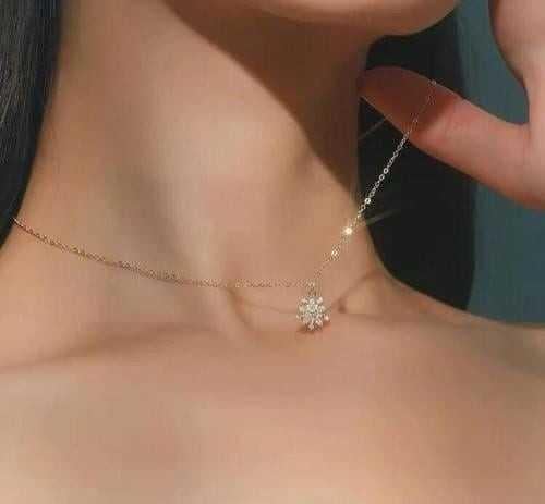 سلسال نسائي ناعم بتعلقة وردة مرصعة بالفصوص
