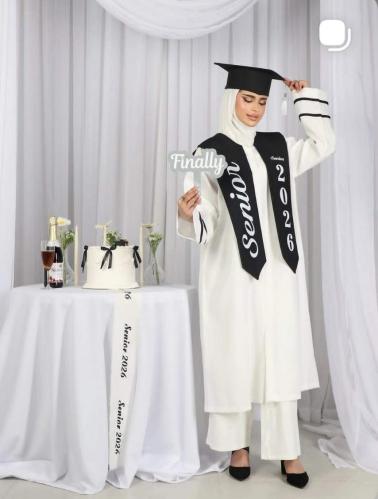 روب تخرج أبيض موديل 2026 - طقم ملكي مع الوشاح والق...