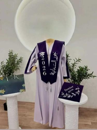 عباية تخرج 2026 لوان بنفسجي فاتح مع وشاح مطرز الإس...