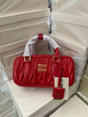 شنطة يد نسائية ميو ميو – الأناقة في أبسط صورها!