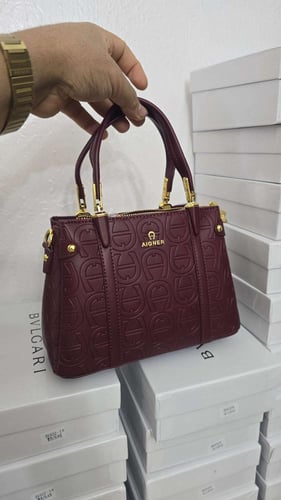 شنطة آغنر مستر باللون العنابي الفاخر مع حزام الكتف