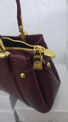 شنطة آغنر مستر باللون العنابي الفاخر مع حزام الكتف