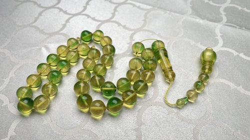 سبحة بكلايت حرباء تعطي اكثر من لون جميلة جداً عدد...