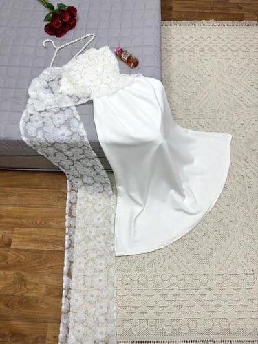 فستان ابيض مخصر