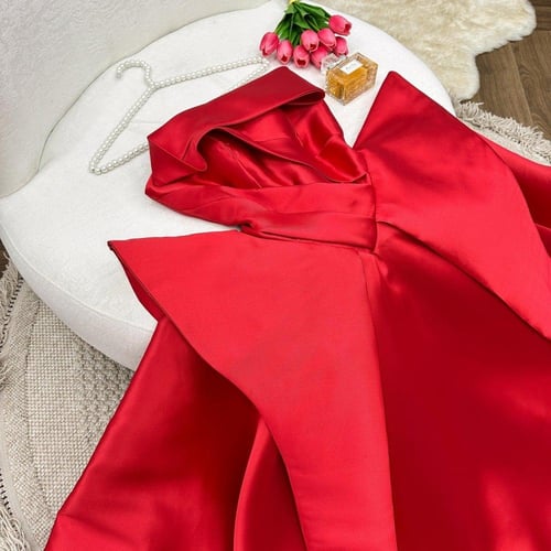 فستان احمر كلوش