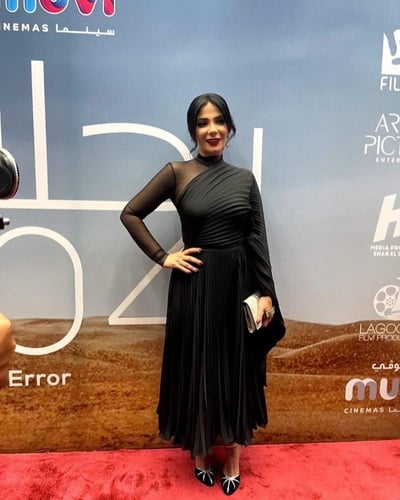 فستان ساتر اسود بخامة التل والشيفون