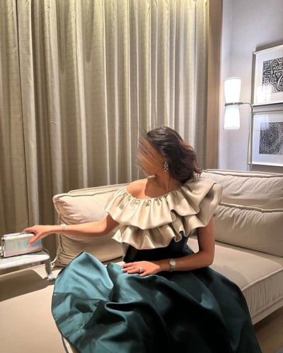 فستان ورده زيتي بتصميم عصري للمناسبات