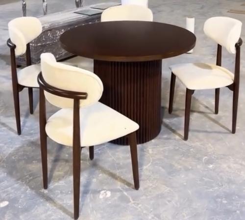 طاولات طعام فاخره مع 4كرسي