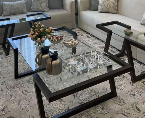 طاولة رئيسية خشب وسطح زجاج شفاف مع الخدمة