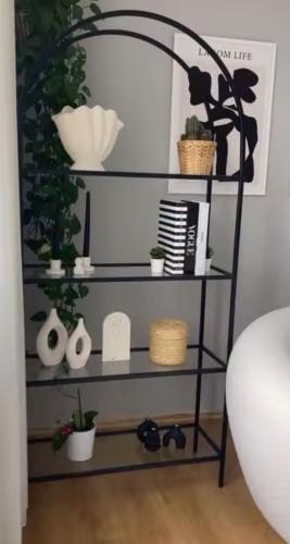 رف ديكور (مكتبة مفتوحة) بتصميم مودرن فاخر قطعة أني...