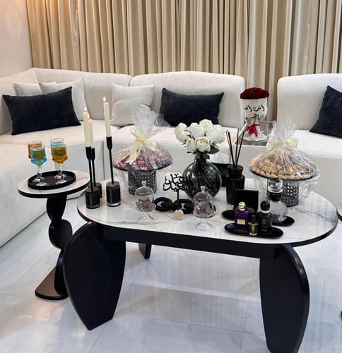 طاوله خشب مع سطح بديل الرخام