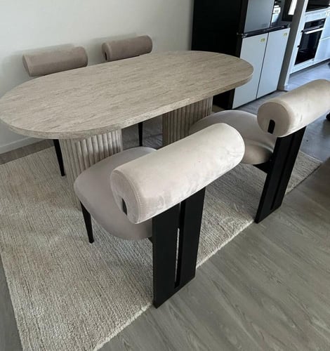 طاولات طعام رخام صناعي و٤كرسي