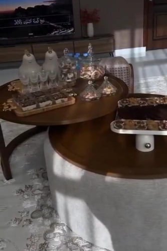 ٢طاوله خشب مع طاوله قماش و٦خدمه