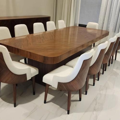 طاولات طعام مع ١٢كرسي