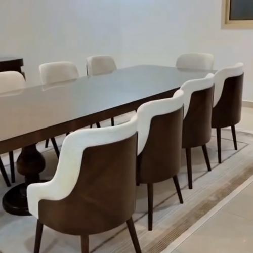 طاولات طعام مع ١٠ كرسي وبوفيه