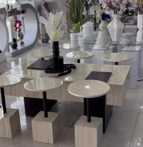 طاولة وسط بسطح بديل الرخام مع 6 طاولات خدمة