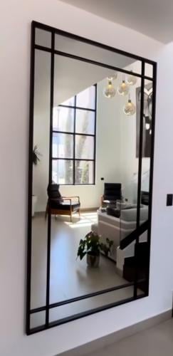 مراية جدارية بتصميم هندسي عصري فاخر قطعة ديكور ممي...