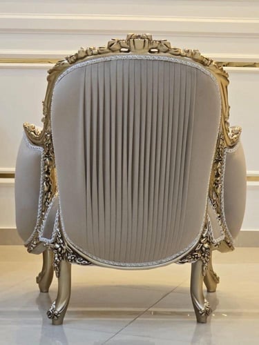 كرسي بتصميم كلاسيكي