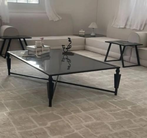 طاوله حديد و٤خدمه