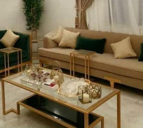 طاوله حديد و٤خدمه