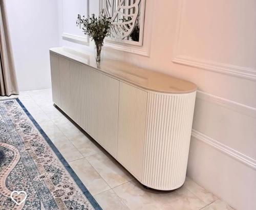 طاولة بوفيه من خشب سي إن أنيقة