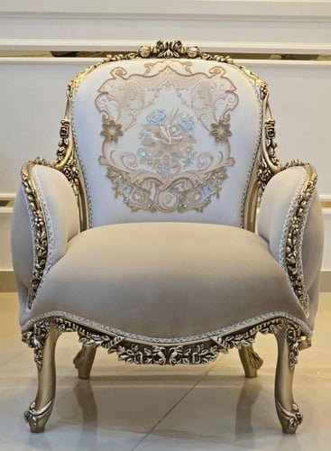 كرسي بتصميم كلاسيكي