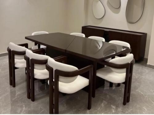 طاولات طعام مع ٨كرسي وبوفيه