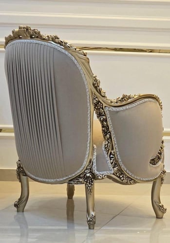 كرسي بتصميم كلاسيكي