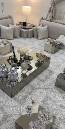 طاوله ارضي و4خدمه