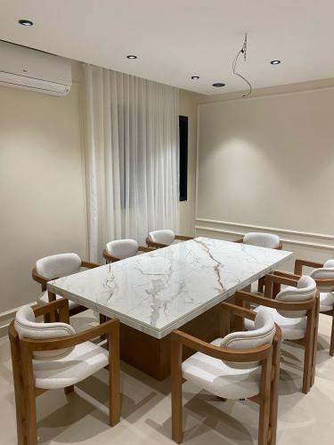 طاولات طعام مع 10كرسي