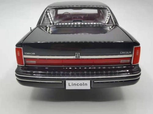 Xiaoguang Lincoln Town Car 1:18 Black