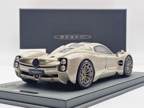 BBR 1:18 Pagani Utopia Grey with Display Case