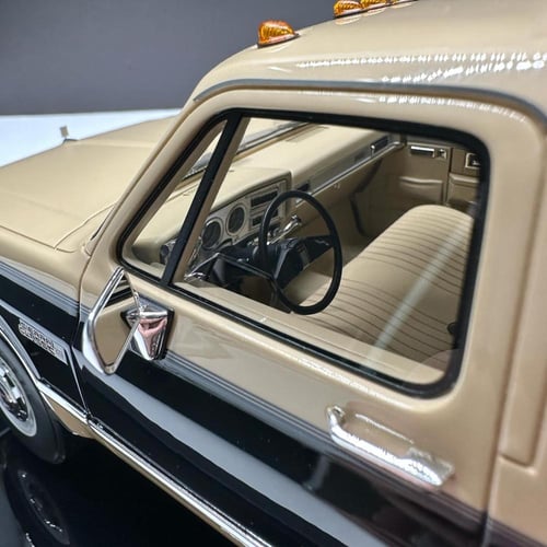 Model: GMC Suburban 198‪6 Brand: Old School Color:...