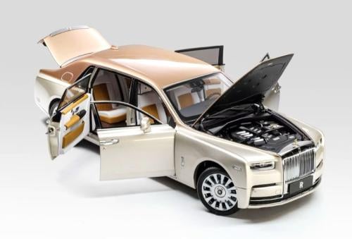 Rolls Royce Phantom VIII 8th Two-Tone Brand: Dealer Edition Scale: 1/18 Color: Champagne / Rose Gold SKU: HZRR0207 Limited Edition...