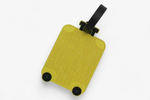 تعليقة شنطة بشكل حقيبة سفر