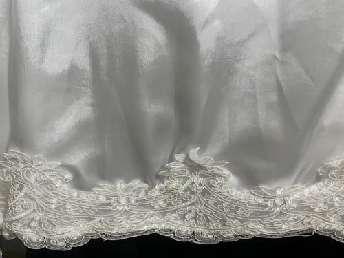 روب العروسه مع دانتيل الاطراف