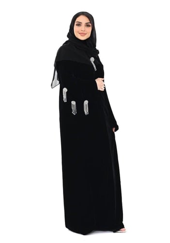 عباية سوداء اكسسوار فضي موزع من الاكتاف