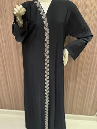 عبايه تطريز ناعم فضي