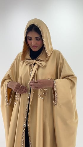 عبايه ملكيه بالكريستال لون ذهبي