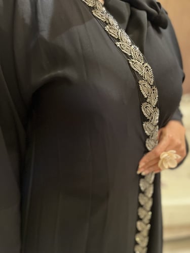 عبايه تطريز ناعم فضي